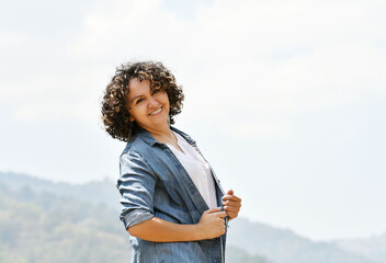 Mujer Guatemalteca con una bonita sonrisa mientras esta de viaje, al aire libre en un ambiente natural.
