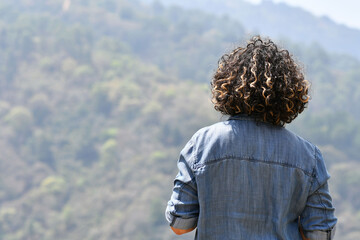Chica joven Guatemalteca admirando el paisaje en las montañas de Guatemala. Espacio para texto al lado izquierdo. - obrazy, fototapety, plakaty
