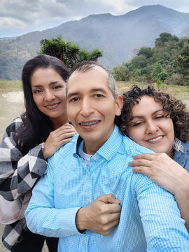 Amigos Guatemaltecos pasando un buen rato en el campo. 