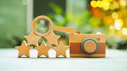A toy camera with 5 wooden star models. Ideas for rating and reviewing products by taking photos for promotional posts.