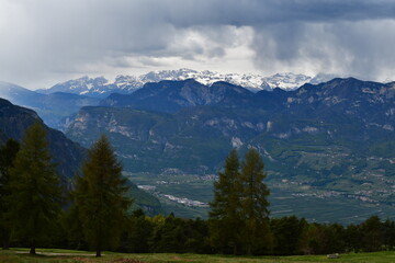 Blick ins Etschtal in Südtirol an einem wolkigen Tag 