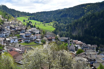 Fototapeta na wymiar Truden in Südtirol von oben dahinter Berge 