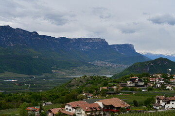 Fototapeta na wymiar Schöne Landschaft bei Montan in Südtirol mit Blick nach Kaltern und dem Kalterer See 