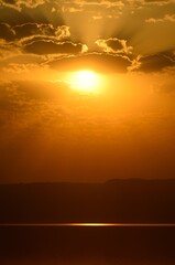 Puesta de Sol en el Mar Muerto, Jordania, sobre el desierto de Palestina.