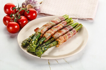 Grilled asparagus with bacon