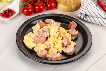 Healthly breakfast with scamble and sausages