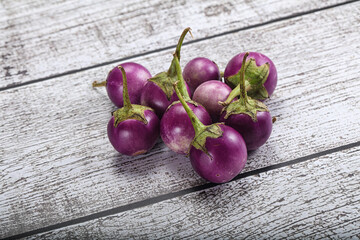 Raw small purple asian baby eggplant - 796905592