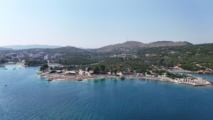 Hafen im sommer in albanien ksamil saranda von oben mit der dji air 3 drohne