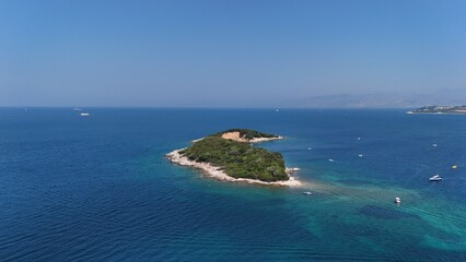 Insel vor ksamil saranda in albanien im sommer von oben mit der dji air 3 drohne