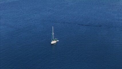 Segelboot in albanien ksamil saranda im sommer von oben mit der dji air 3 drohne