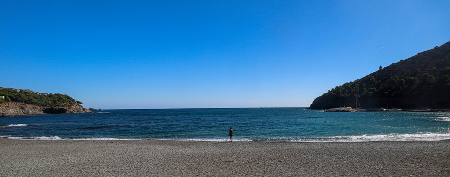 Panorama de la baie de Colera en Espagne et visiteuse solitaire
