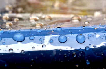 Wassertropfen auf einer Plastikfolie