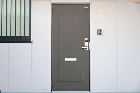 昼下がりの玄関ドア