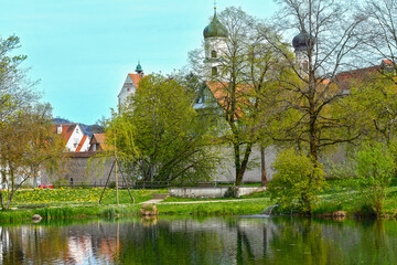 Blick vom Bremerweiher auf die Altstadt von Isny im Allgäu (Baden-Württemberg) 