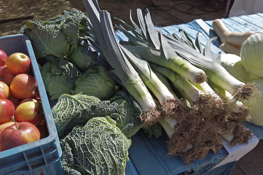 Market stall with savoy cabbage, leeks and apples