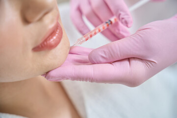 Esthetician giving facial injection to client during mesotherapy session - 797045175