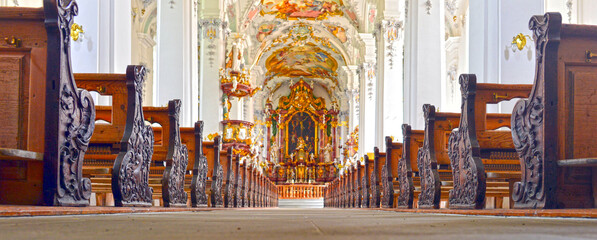 Innenansicht der Benediktinerklosterkirche St. Georg und Jakobus in Isny im Allgäu...