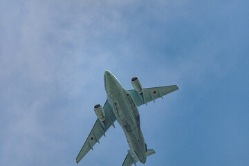 低空飛行をする軍用機