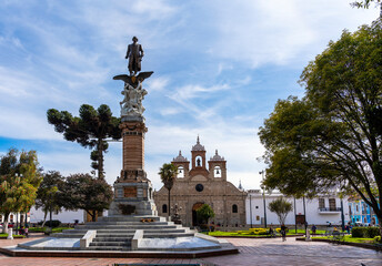 Iglesia la Catedral de Riobamba y parque Sucre, cielo despejado 