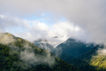 Parque nacional Sangay en ecuador, lagunas de atillo y montañas empinadas de los andes 