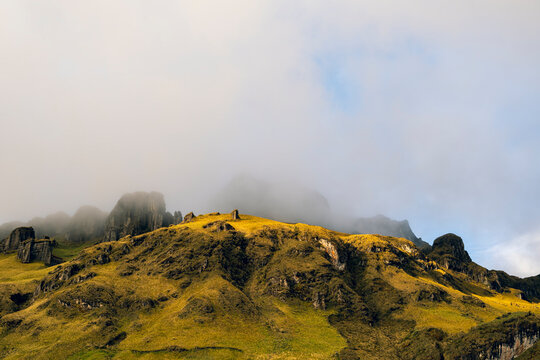 Parque nacional Sangay en ecuador, lagunas de atillo y monta&ntilde;as empinadas de los andes 