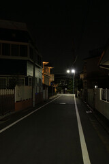 真夜中の住宅街、暗がりの路地、閑静な住宅街の夜道