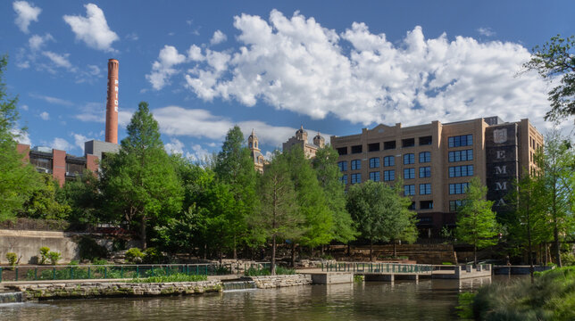 Vista of the Pearl District section of the San Antonio Riverwalk