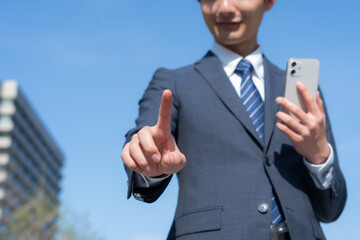 オフィス街で働く若いビジネスマン