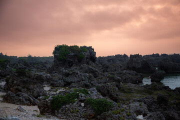 Fototapeta na wymiar 沖永良部島ウシジ浜の日の出、奇岩群