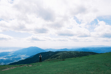 山の景色を見る女性