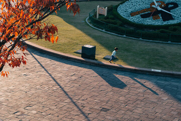 公園で走る子供
