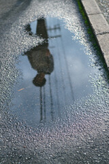 水たまりに反射している男