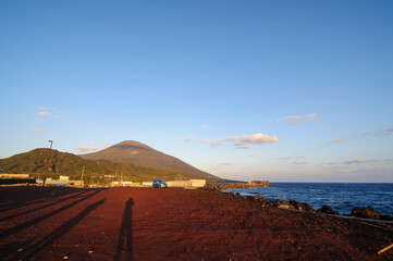 神湊港付近から見る八丈島の朝焼けを受ける八丈富士。
Hachijo-fuji receiving the morning glow of Hachijojima seen from near Kaminato Port.
日本国東京都伊豆諸島の絶海の孤島、八丈島にて。
2020年撮影。

At Hachijojima, an isolated island in the Izu Islands, 