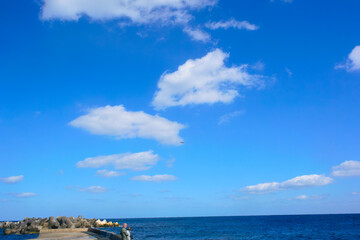 海水浴場のすぐ上を通過してゆく旅客機。
A passenger plane passing just above the beach.
スキンダイビングポイントの底土海水浴場。
航路の終点、太平洋の大きな孤島、八丈島。
東京都伊豆諸島。
2020年水中撮影。
Sokodo Beach, a skin diving point.
Izu Islands, Tokyo. Japan,
Underwat