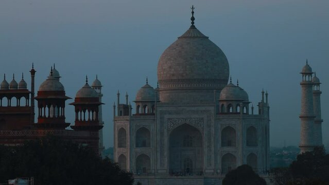 Taj Mahal In Agra, Uttar Pradesh, India. Sunset Dusk Timelapse Of Taj Mahal. Seven World Wonders. Fabulous Taj Mahal Travel Concept. Crowds Of Tourists Visit Taj Mahal. Indian Islamic Heritage At Dusk