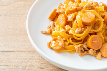 spaghetti pasta sausage and minced pork