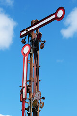 Hauptsignal an einer stillgelegten Bahnstrecke, Deutschland