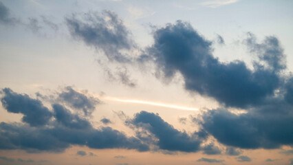 Obraz premium The evening sky with orange sunset light hits the clouds and creates beautiful reflections.