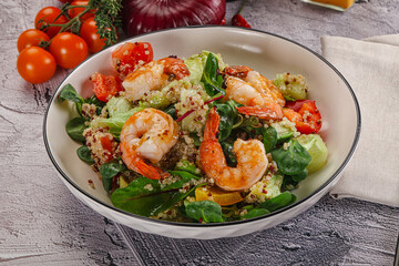 Salad with prawn and quinoa