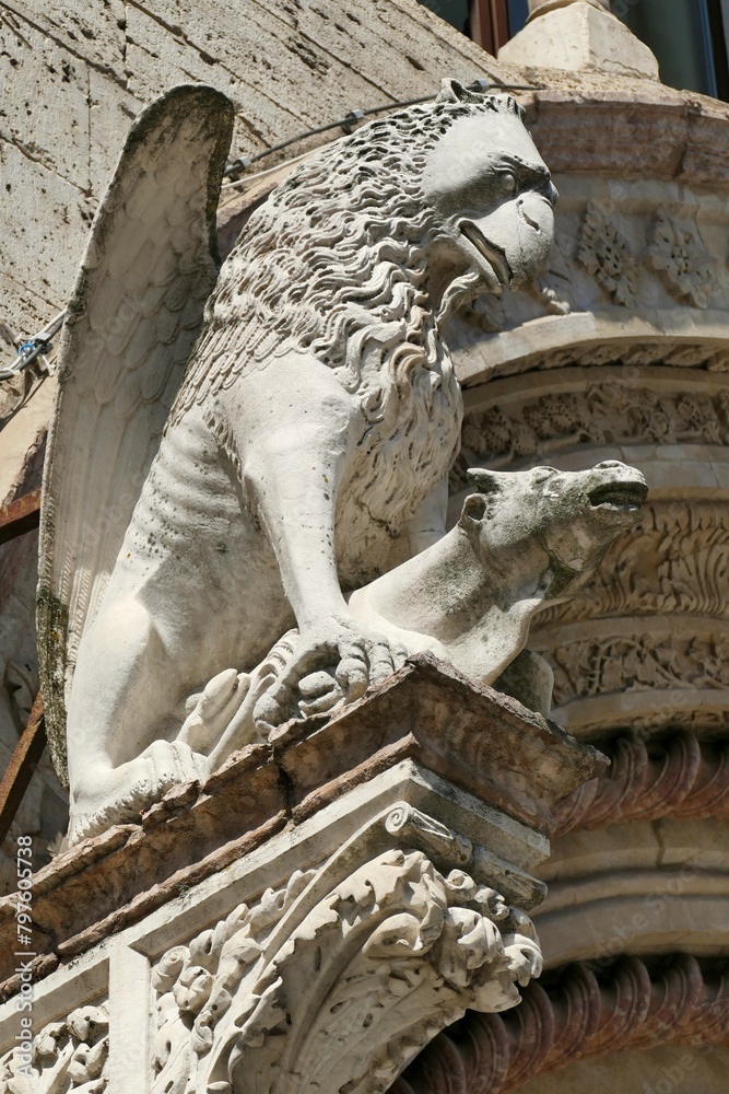 Wall mural Statue représentant un griffon terrassant un animal sur la façade du Palazzo dei Priori à Pérouse