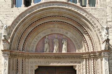 Le tympan au-dessus du porche d’entrée du Palazzo dei Priori à Pérouse - obrazy, fototapety, plakaty