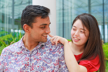 デートを楽しむ国際カップル