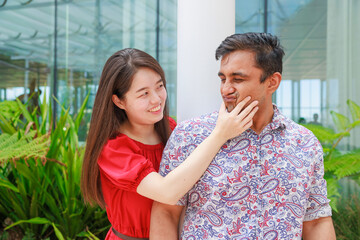 デートを楽しむ国際カップル