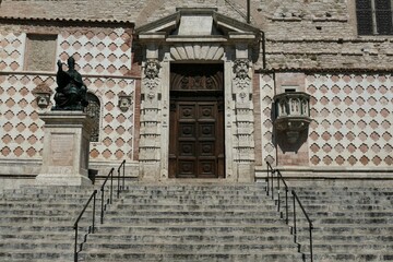 La porte de la façade latérale gauche de la cathédrale San Lorenzo de Pérouse donnant sur la Piazza IV Novembre