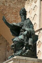 La statue en bronze du pape Jules II devant La façade latérale gauche de la cathédrale San Lorenzo de Pérouse