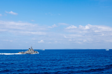 すれ違う海上保安庁の巡視船と漁船。
日本国沖縄県那覇市にて。
2021年4月27日撮影。

高速ジェット船、クイーンざまみ３世号で慶良間諸島へ向かう。
那覇の海の玄関口、那覇泊港。
A Japan Coast Guard patrol boat and a fishing boat pass each other.
In Naha City, Okinawa, Japan.
Taken on Ap