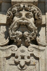 Bas-relief ornant la porte de la façade latérale gauche de la cathédrale San Lorenzo de Pérouse