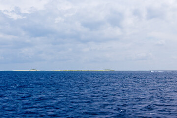 Obraz premium 無人島のナガンヌ島とクエフ島の前を通過。 日本国沖縄県那覇市にて。 2021年4月27日撮影。高速ジェット船、クイーンざまみ３世号で慶良間諸島へ向かう。 那覇の海の玄関口、那覇泊港。 Passing by the uninhabited islands of Naganu and Kuehu. In Naha City, Okinawa, Japan. Taken on April 27, 2