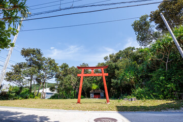 港近くの御嶽（うたき：沖縄特有の聖地）の鳥居。
Torii gate of Utaki (sacred...