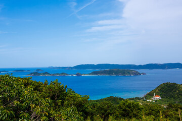 Fototapeta premium 島中央の中岳にあるタキバル展望台から見る、阿嘉島のジャングルと慶良間諸島の海。沖縄県島尻郡座間味村阿嘉島にて。 2021年4月27日水中撮影。The jungle of Aka Island and the sea of the Kerama Islands as seen from the Takivaru observatory on Nakadake in the center o